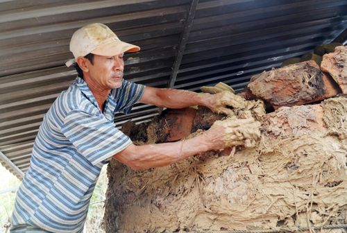 Người thợ đắp đất, gạch tạo lò nung gốm
