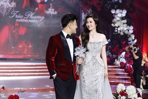  Mở đầu buổi tiệc, thông điệp về tình yêu trưởng thành được gửi gắm qua thước phim pre-wedding, kể lại chặng đường cả hai gặp gỡ và quyết định xây dựng tổ ấm khi đã đủ chín chắn. Điểm nhấn của phần lễ là khoảnh khắc màn hình LED tách đôi, Akira Phan xuất hiện trên sân khấu, cất giọng hát ca khúc Mọi chuyện anh lo - bài hát do anh đặt sáng tác tặng bạn đời. 