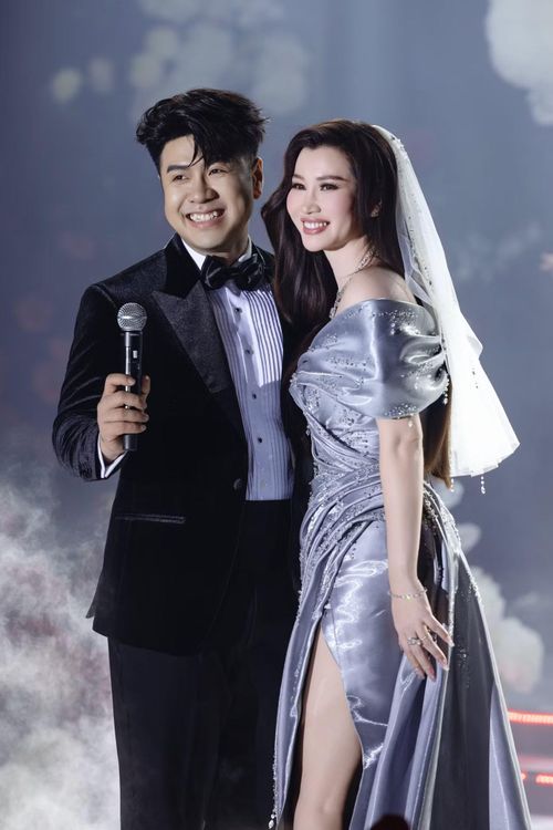  Akira Phan tên thật là Phan Võ Thanh Hùng, 41 tuổi. Anh bước vào showbiz năm 2010 và ghi dấu với loạt bản hit như Lời nguyền, Mùa đông không lạnh, Mong kiếp sau vẫn là anh em. Năm 2015, một chấn thương đứt dây chằng khi chơi bóng đá khiến anh phải tạm dừng sự nghiệp ca hát trong thời gian dài. Vợ anh - Trúc Phương, còn được biết đến với nghệ danh Phương Maika, 37 tuổi, quê Khánh Hòa, hiện kinh doanh trong lĩnh vực dược phẩm. 