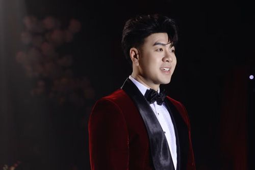 Sau đó, Akira Phan thể hiện ca khúc Hai ta là một (Khánh Đơn sáng tác). Các đồng nghiệp cũng lên sân khấu góp vui trong đó ca sĩ Quách Tuấn Du thể hiện nhạc phẩm Say một đời vì em. 
