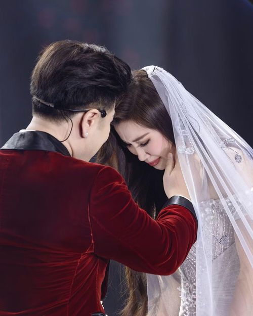 Akira Phan nói: “Cảm ơn em vì đã thấu hiểu như chuyên gia tâm lý, để một người kiệm lời như anh đêm nào cũng có đủ thứ chuyện trên đời để tâm sự, cười giỡn cùng em mà không biết chán, giúp anh giảm căng thẳng và giữ lửa đam mê với nghề”.