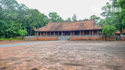 Sân rồng (sân chầu) rộng hơn 3.500 m2, nối liền nghi môn với chính điện và hai dãy tả vu, hữu vu.