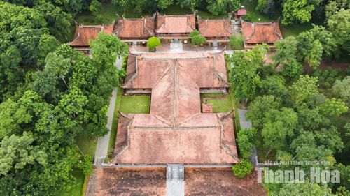 Chính điện Lam Kinh được bố trí theo hình chữ “công”, gồm ba tòa lớn: Quang Đức, Sùng Hiếu và Diên Khánh.