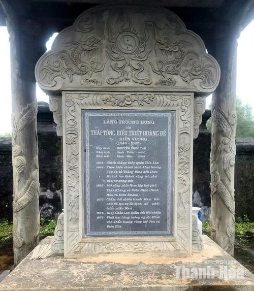 Lăng Trường Hưng của Chúa Nguyễn Phúc Tần - Thái Tông Hiếu Triết Hoàng đế (1620 - 1687), dân gian quen gọi là lăng Chín Chậu, nằm ở tổ dân phố Hải Cát, phường Kim Long, TP Huế.