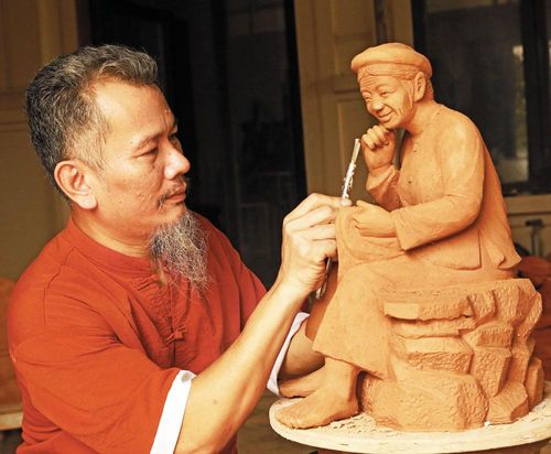  Nghệ nhân Lưu Xuân Khuyến hoàn thiện tác phẩm "Tấm áo chiến sĩ mẹ vá năm xưa". 