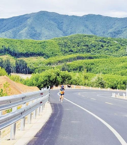 Con đường ven biển tuyệt đẹp dẫn vào tổ dân phố Lộ Diêu vừa được đầu tư hơn 204 tỷ đồng mở ra nhiều cơ hội phát triển mới cho người dân. Ảnh N.Q