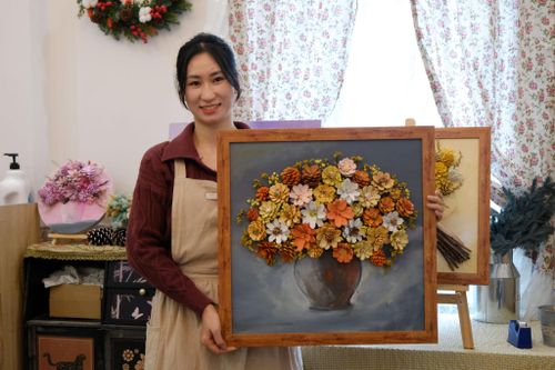 Chị Hằng và bức tranh tạo nên từ những quả thông Đà Lạt