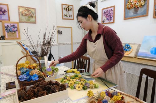 Chị Hằng cho biết khách hàng ưa thích vì mỗi bức tranh là độc bản, không đại trà
