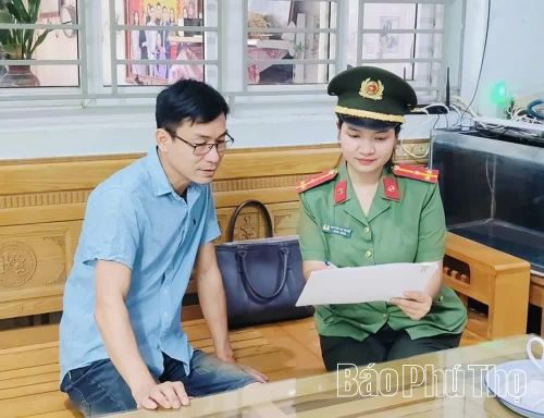 Công an xã Liên Hòa trực tiếp đến hộ dân hướng dẫn kê khai thông tin đất đai.