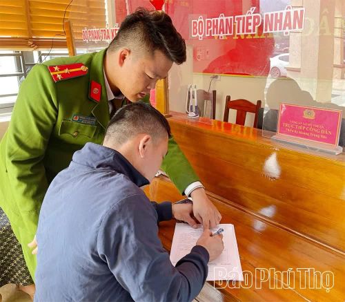 Được sự tuyên truyền, vận động của lực lượng công an địa phương, người dân xã Minh Đài cung cấp thông tin, tài liệu phục vụ làm sạch dữ liệu đất đai.