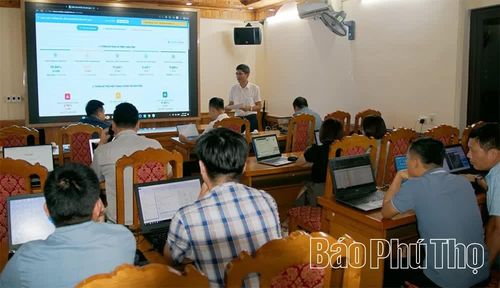 Chi cục Quản lý đất đai, đo đạc, bản đồ và viễn thám (Sở Nông nghiệp và Môi trường) tập huấn, hướng dẫn cán bộ các xã, phường cập nhật thông tin, đảm bảo tiến độ chiến dịch.