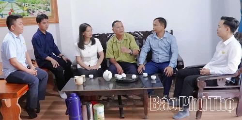 Cán bộ xã Long Cốc thường xuyên bám sát cơ sở, tuyên truyền, vận động người dân cung cấp thông tin, tài liệu góp phần hoàn thiện cơ sở dữ liệu đất đai.
