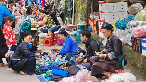 Người dân lựa chọn mua hàng tại chợ phiên.