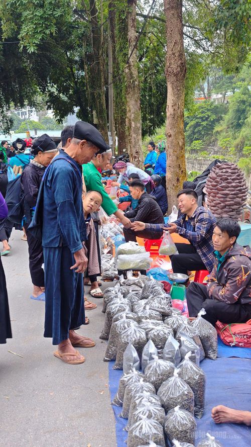 Đồng bào thường mang bán các loại nông sản là chủ yếu.