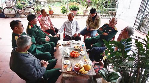 Cùng đồng đội năm xưa ôn lại những ngày khói lửa. 