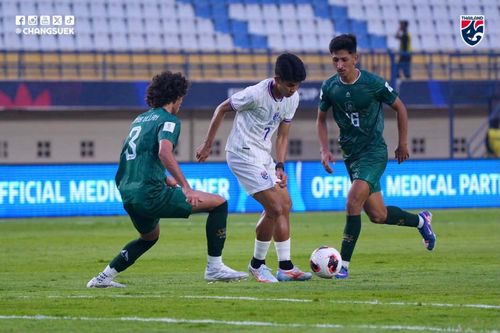 Thái Lan (áo trắng) thắng Pakistan 4-0. (Ảnh: Changsuek)