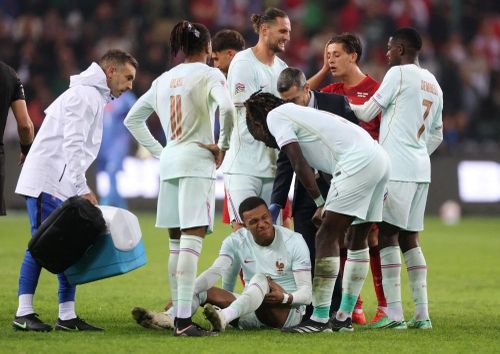 Mbappe dính chấn thương ngay sau khi ghi bàn vào lưới Thổ Nhĩ Kỳ. Ảnh: Reuters.