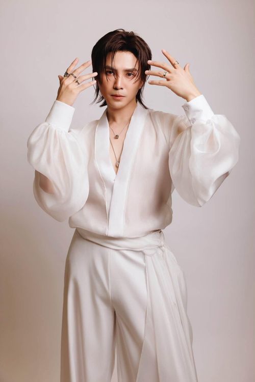 Will (tên thật là Nguyễn Anh Tuấn) sinh năm 1989, ra mắt với vai trò ca sĩ thông qua nhóm nhạc 365 do Ngô Thanh Vân đào tạo. Sau khi nhóm nhạc tan rã, nam ca sĩ theo đuổi hoạt động ca hát, diễn xuất và ghi dấu ấn với vai diễn trong Em chưa 18 hay bản hit Tận cùng nỗi nhớ song ca cùng Han Sara. Ngoài âm nhạc, anh từng tham gia phim điện ảnh Cậu Vàng và phim truyền hình Cây táo nở hoa. Anh cũng có thời gian kinh doanh ngành ẩm thực.