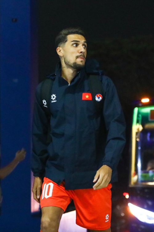 Trong lúc nhóm dự bị tập ngoài sân, nhóm chính thức dãn cơ trong phòng thay đồ và sẽ ra sân tập sau.