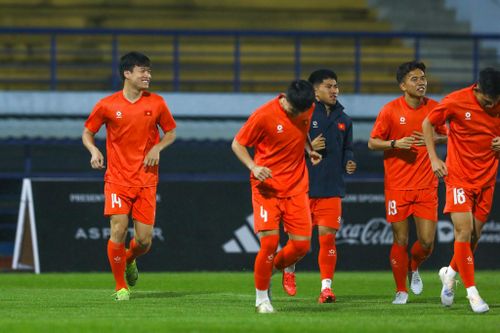 Đội trưởng Nguyễn Hoàng Đức là gương mặt đáng chú ý nhất trong buổi tập. Anh dính chấn thương lúc còn ở CLB và đã tập riêng nhiều buổi khi lên tuyển, không thể dự trận mở màn với Philippines.