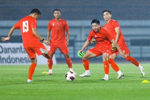 Tuyển Việt Nam sẽ còn một buổi tập nữa vào ngày mai trước khi gặp Thái Lan hôm 29/9. Sau lượt mở màn, tuyển Thái Lan và Việt Nam cùng có 3 điểm. Thái Lan dẫn đầu bảng nhờ hơn hiệu số bàn thắng bại (+4 so với +1).