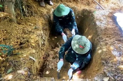 Tìm kiếm, cất bốc hài cốt liệt sĩ tại xã miền núi Nam Đông, TP. Huế.