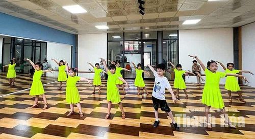 Các em thiếu nhi hào hứng tập luyện dancesport tại Trung tâm Năng khiếu Sonata Academy (phường Hạc Thành).