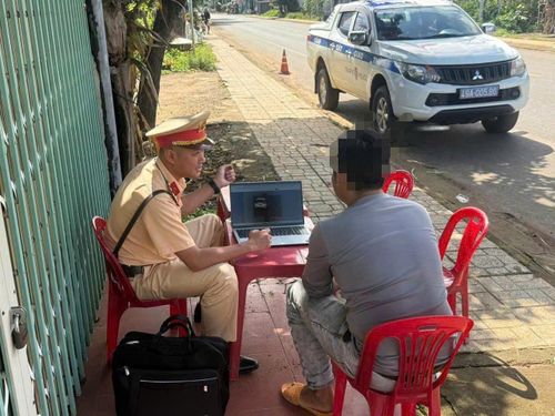Lực lượng chức năng lập biên bản người điều khiển phương tiện vi phạm được phát hiện thông qua hệ thống camera
