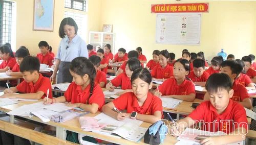 Cô giáo Trường THCS Vĩnh Chân, xã Vĩnh Chân tận tâm, học trò say mê học tập.