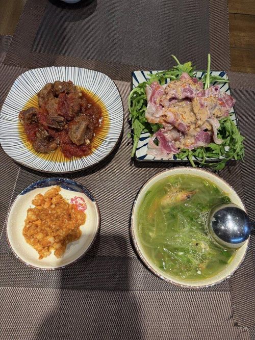 Mâm cơm của Quế Vân nhìn đã thấy hấp dẫn với các món như sườn non sốt cà chua, salad thịt nguội rau rocket, tôm nõn rim mặn ngọt, canh bí xanh nấu tôm. Các món đều rất hao cơm.
