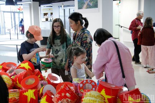 Không gian trải nghiệm văn hóa dân gian phong phú trong chương trình Lễ hội trăng rằm tổ chức tại Trung tâm Văn hóa Việt Nam tại Pháp.