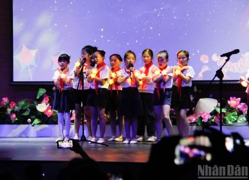 Các em thiếu nhi nhóm Cánh Diều thể hiện ca khúc "Nụ cười" rộn ràng, lan tỏa nguồn năng lượng tươi trẻ, ấm áp và những nụ cười rạng rỡ.