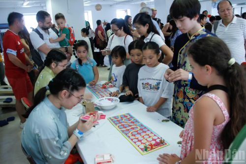 Thành viên các hội đoàn người Việt tại Pháp nhiệt tình chăm lo cho các hoạt động vui chơi, ẩm thực của thiếu nhi.