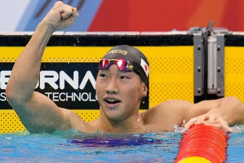 Niềm vui của Shin Ohashi khi cán đích đầu tiên ở chung kết nội dung 200m bơi ếch nam. Ảnh: AP