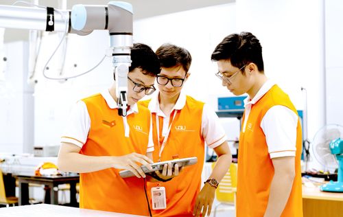 Sinh viên Kỹ thuật cơ khí Trường Đại học Việt Đức trong giờ thực hành. Ảnh: THANH HÙNG