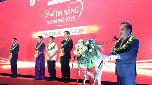 Bí thư Đảng ủy, Chủ tịch HĐND phường Cẩm Lệ Nguyễn Hoài Nam trong Lễ tôn vinh và trao giải "Vì một Đà Nẵng – Thành phố tử tế”