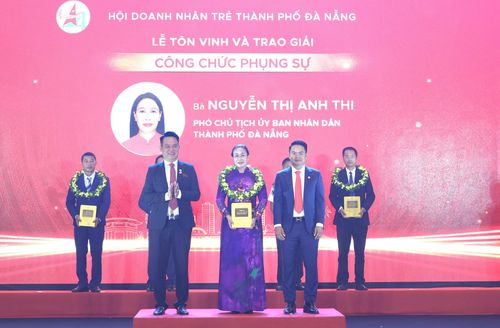 Bà Nguyễn Thị Anh Thi, Phó Chủ tịch UBND TP Đà Nẵng, là 1 trong 5 người được vinh danh ở nhóm "Công chức phụng sự". Ảnh: NGUYÊN KHÔI