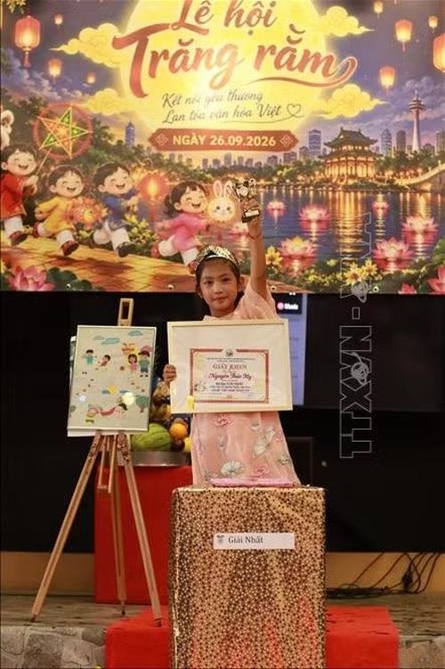 Em Nguyễn Thảo My giành giải Nhất do cộng đồng mạng bình chọn. Ảnh: TTXVN phát