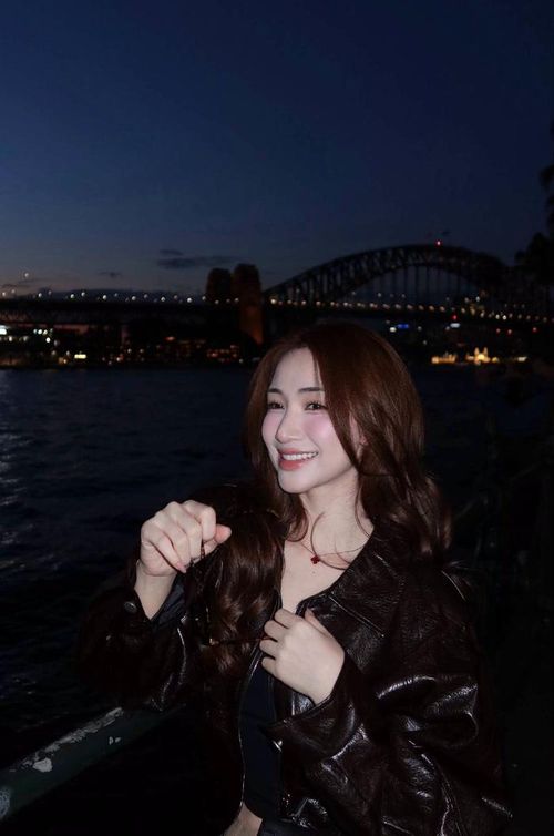 Những hình ảnh đầy thần thái của Hòa Minzy trong chuyến "xuất ngoại" mới đây nhận được nhiều lời khen từ cư dân mạng.