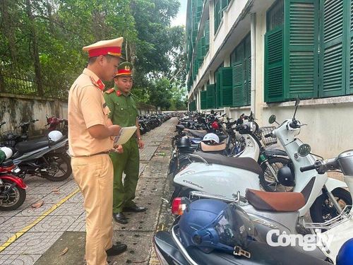 Đội CSGT số kiểm tra tại các bãi giữ xe trường học trên địa bàn.