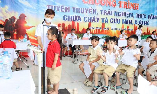 Học sinh Trường Tiểu học Việt Yên số 1 được khám sức khỏe đầu năm học.