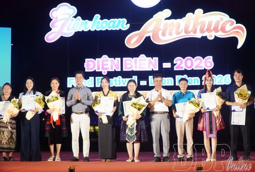 Lãnh đạo Hiệp hội Du lịch tỉnh Điện Biên tặng quà các đội tham gia gian hàng.