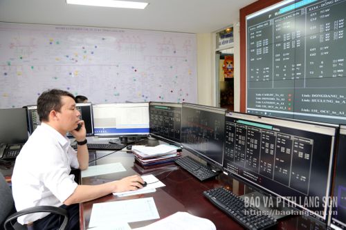 Cán bộ Trung tâm điều khiển xa theo dõi dữ liệu vận hành trên hệ thống lưới điện