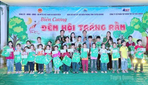 Đại diện các đơn vị trao quà cho học sinh Trường PTDTBT Tiểu học và THCS Bạch Đích.