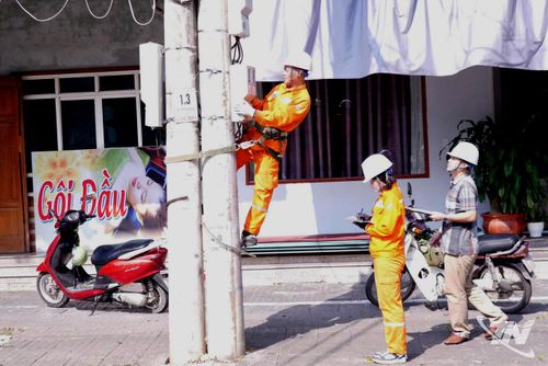 Nhân viên Điện lực kiểm tra định kỳ công tơ của khách hàng.