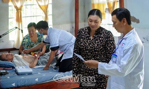 Trong quá trình thăm khám, nhân viên y tế hướng dẫn người dân sử dụng thuốc và theo dõi sức khoẻ tại nhà.