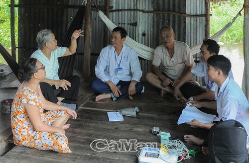 Những lời thăm hỏi, trò chuyện thân tình giúp thầy thuốc và người dân thêm gần gũi.
