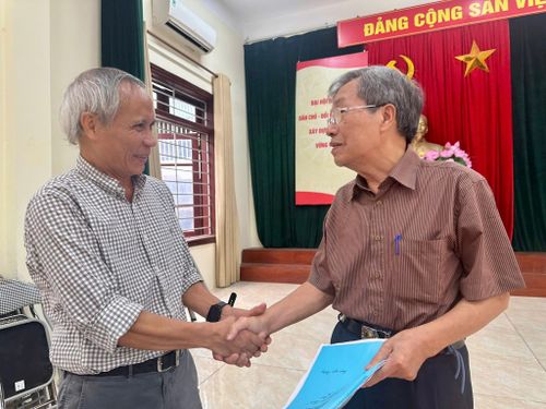 Ông Phạm Ngọc Chương (phải) thăm hỏi sức khỏe học viên câu lạc bộ. Ảnh: Bảo Lâm