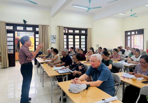 Ông Phạm Ngọc Chương trực tiếp hướng dẫn lớp thiền dưỡng sinh cho hội viên trên địa bàn phường Nghĩa Đô.