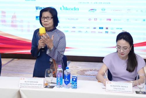  Bà Vũ Kim Hạnh, Chủ tịch Hiệp hội Doanh nghiệp HVNCLC, phát biểu tại họp báo. Ảnh: BTC.